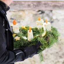 Tierpflegerin mit Adventkranz | © Zoo Salzburg/Angelika Köppl