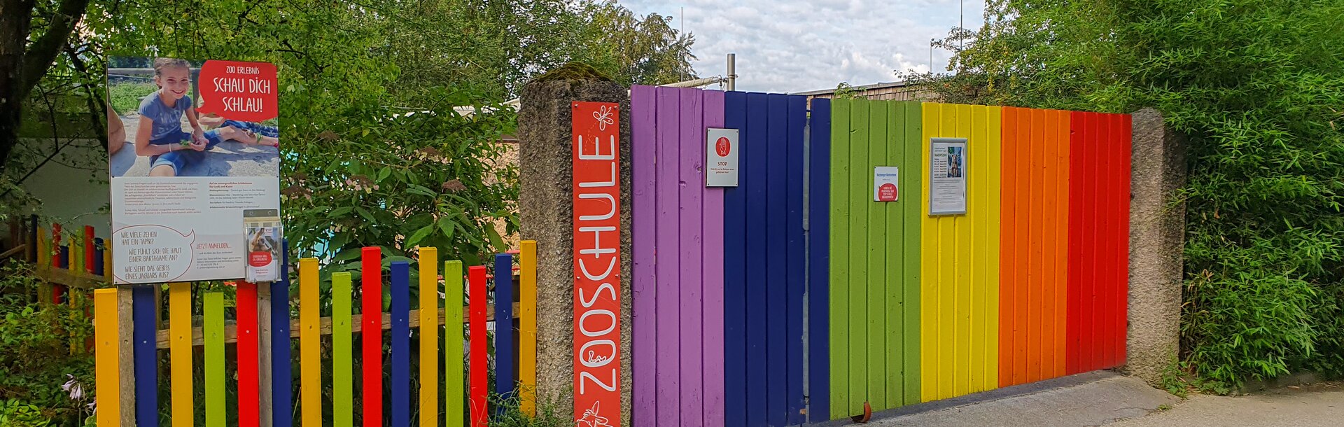 Bunte Tür in Regenbogenfarben | © Zoo Salzburg